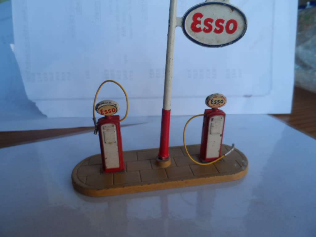 VINTAGE DINKY TOYS 781 MECCANO ENGLAND ESSO PETROL PUMP AND POLE SIGN SET  [M23]