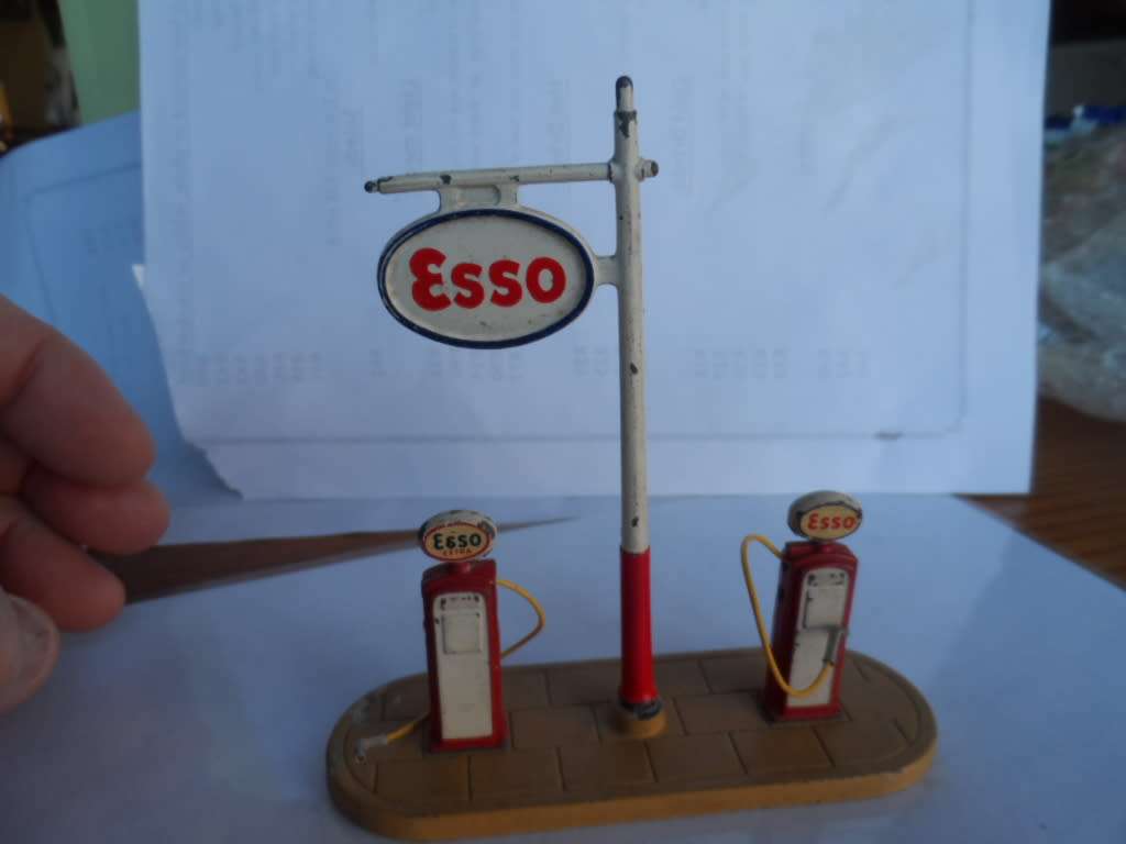 VINTAGE DINKY TOYS 781 MECCANO ENGLAND ESSO PETROL PUMP AND POLE SIGN SET  [M23]