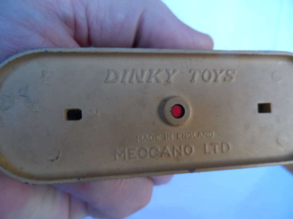 VINTAGE DINKY TOYS 781 MECCANO ENGLAND ESSO PETROL PUMP AND POLE SIGN SET  [M23]