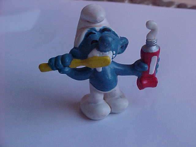 SMURF WITH TOOTHBRUSH