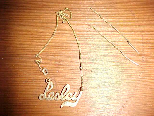 Bracelet 9ct name on very short chain with earings.  Name of 'Lesley'
