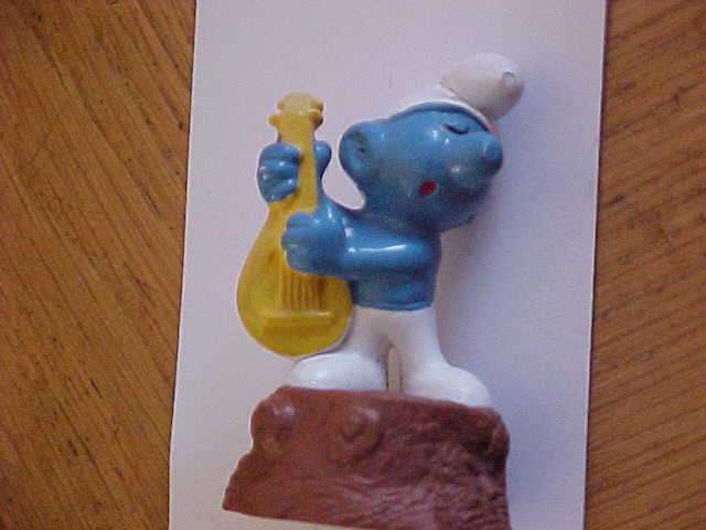 SMURF WITH LUTE ON STUMP SHARPENER