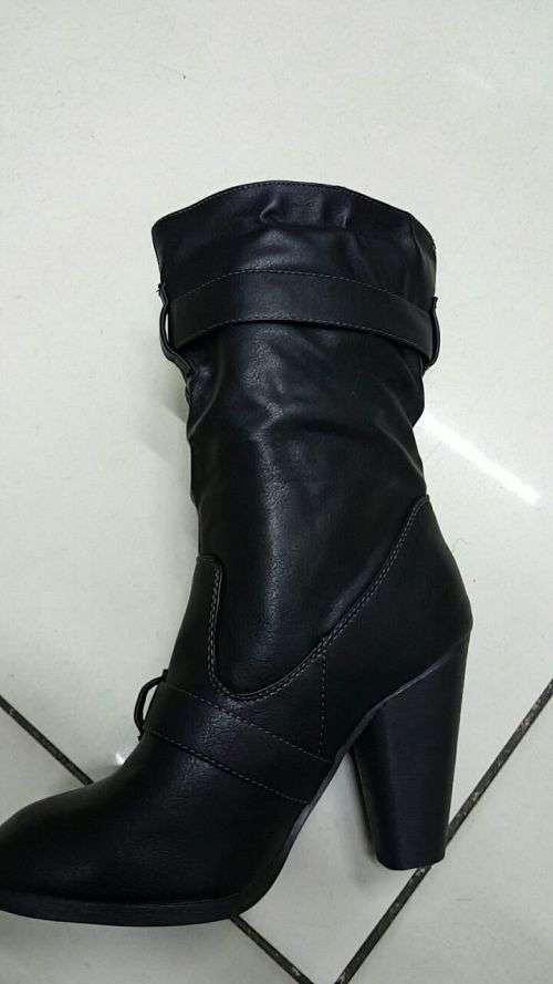 ** NEW WINTER STOCK ** COMFORTABLE THICK HEEL BOOTS* SIZE 6