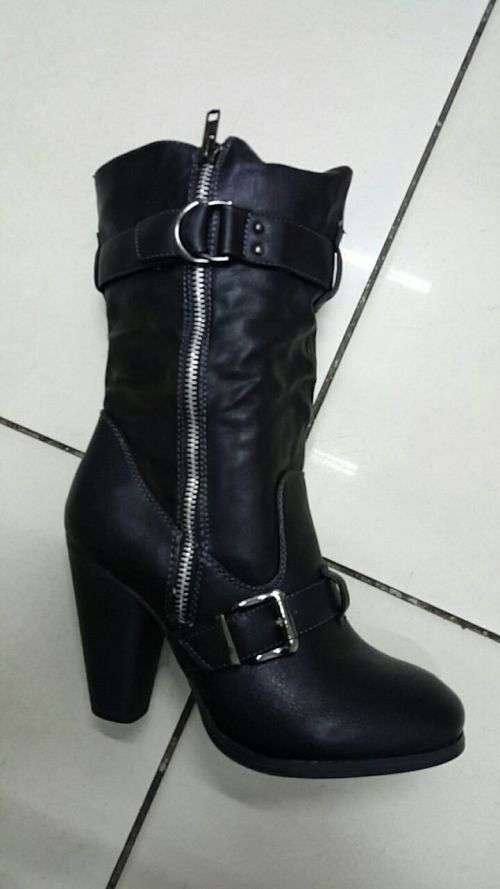 ** NEW WINTER STOCK ** COMFORTABLE THICK HEEL BOOTS* SIZE 6
