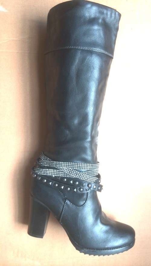 ** NEW WINTER STOCK ** BLACK WINTER HEEL BOOTS* SIZE 7