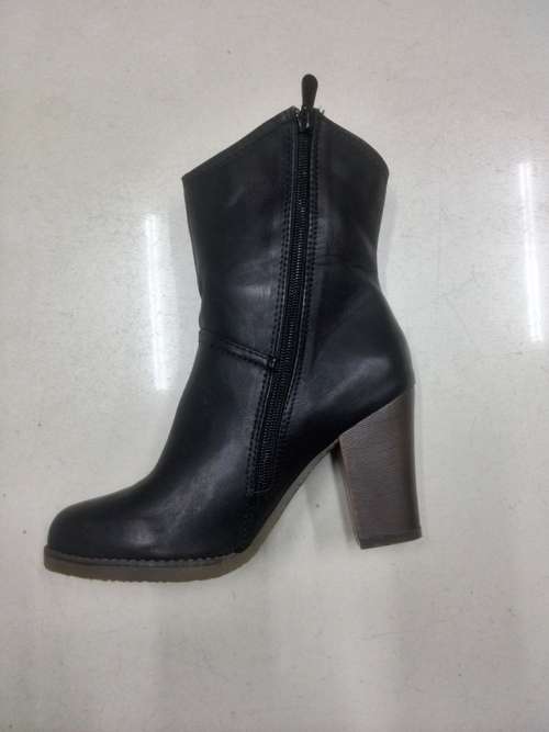 CLEARANCE SALE * COWBOY BLACK BOOTS *