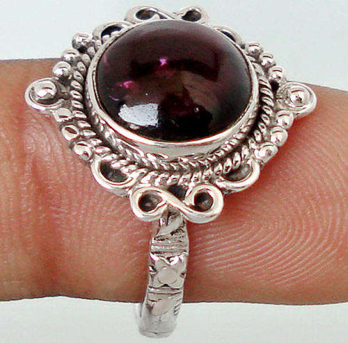 SOLID 925 STERLING SILVER with NATURAL VIOLET RED GARNET. SIZE 7 1/2