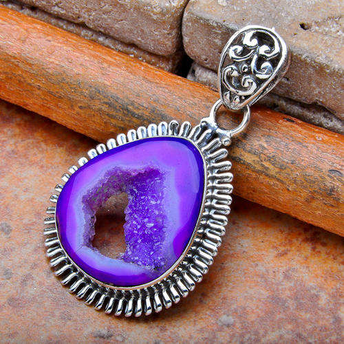 STUNNING!! SOLID 925 STERLING SILVER PENDANT WITH GENUINE PURPLE GEODE SLICE.