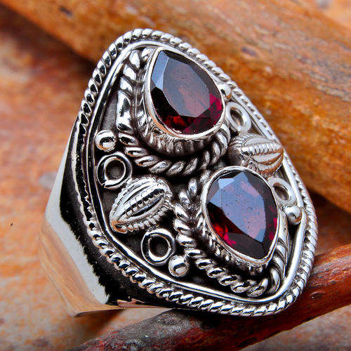 BEAUTIFUL RING IN SOLID 925 STERLING SILVER WITH GENUINE GARNETS. SIZE 7.