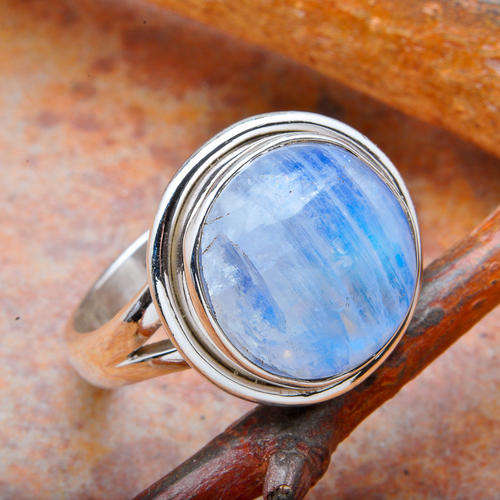 LOVELY RAINBOW MOONSTONE RING IN SOLID 925 STERLING SILVER. SIZE 7.