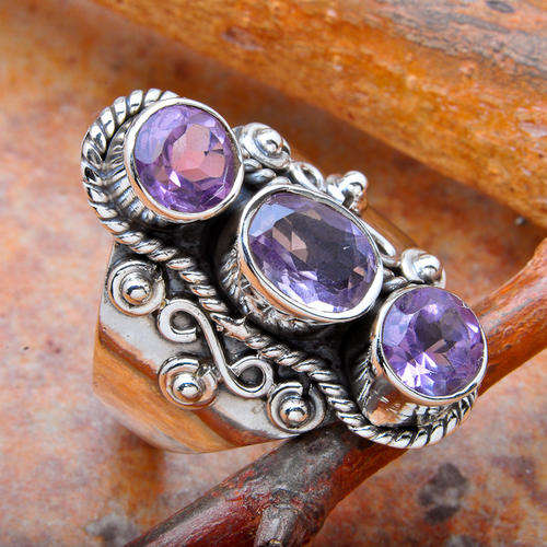 STUNNING RING IN SOLID 925 STERLING SILVER WITH GENUINE AMETHYSTS. SIZE 6 1/2.
