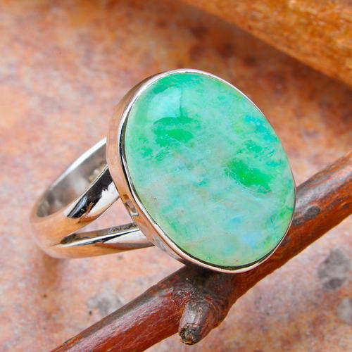 LOVELY GREEN MOONSTONE RING IN SOLID 925 STERLING SILVER. SIZE 7 1/2