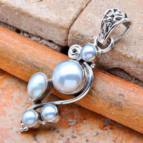 SO LOVELY. PENDANT IN SOLID 925 STERLING SILVER WITH FRESHWATER PEARLS.