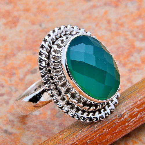 STUNNING GREEN ONYX RING IN SOLID 925 STERLING SILVER. SIZE 7.5.