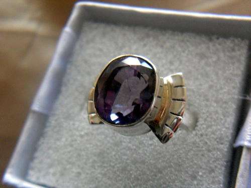 RING IN SOLID 925 STERLING SILVER WITH ALEXANDRITE. SIZE 7--N.