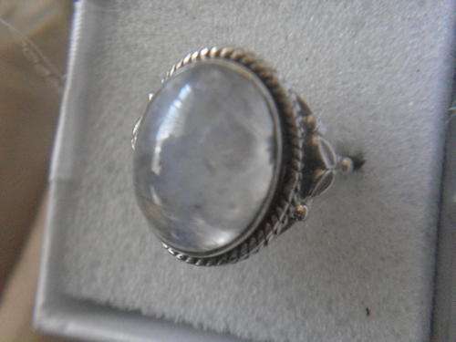 STUNNING MOONSTONE RING IN SOLID 925 STERLING SILVER. SIZE 8 1/2.
