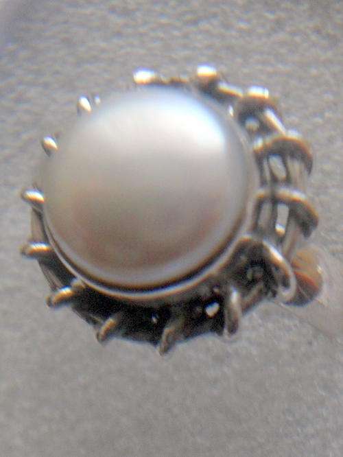 LOVELY SOLID 925 STERLING SILVER WITH FRESHWATER PEARL. SIZE 7.