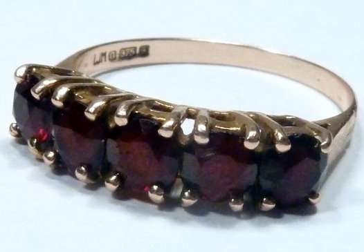 FANTASTIC QUALITY!!  VINTAGE SOLID 9CT. GOLD RING WITH REAL GARNETS. FULL BRITISH HALLMARKS. SIZE 7.