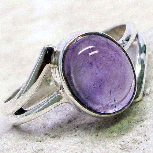 LOVELY RING IN SOLID 925 STERLING SILVER WITH GENUINE AMETHYST. SIZE 7.25 ~ 0