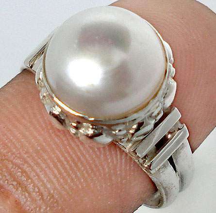 GORGEOUS PEARL RING in SOLID 925 STERLING SILVER. SIZE 7