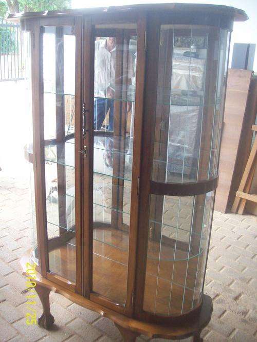 Ball and Claw Display cabinet with 3 shelfs