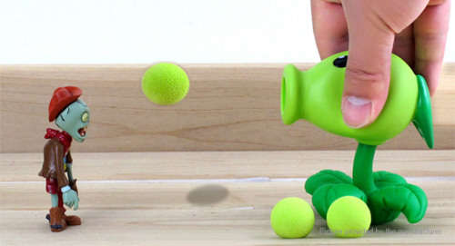 ** LOCAL STOCK ** Plants vs Zombies Peashooter + Zombie