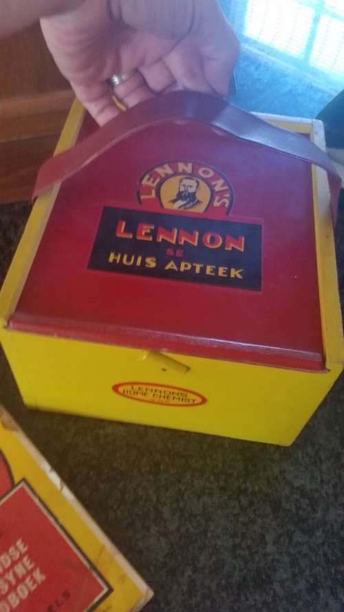 Vintage & Rare! A genuine LENNONS SE HUIS APTEEK wooden box