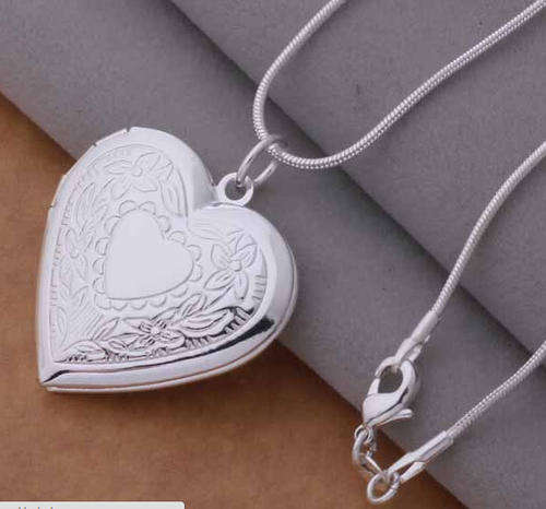 A beautiful 925 sterling silver plated heart locket pendant with necklace-for that special photo...