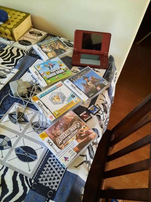Nintendo DSi XL including original charger amd stylus + 7 games