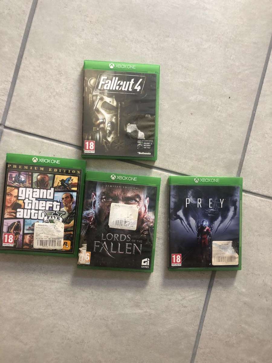 Xbox one X 2TB, with 4 games and Controller