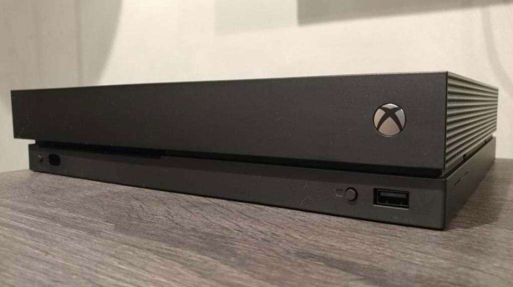 Xbox one X 2TB, with 4 games and Controller