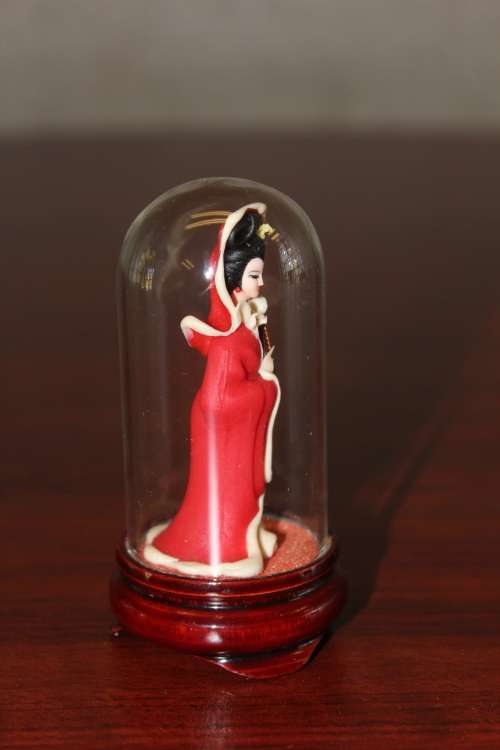 Vintage Hand Sculpted Miniature Japanese Geisha in red dress on wooden base with glass dome 8.6cm