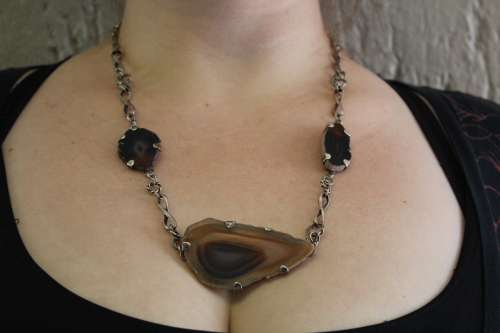 BEAUTIFUL ANTIQUE STERLING SILVER AND AGATE CUSTOM NECKLACE 57.1 GRAMS, 64CM LENGTH