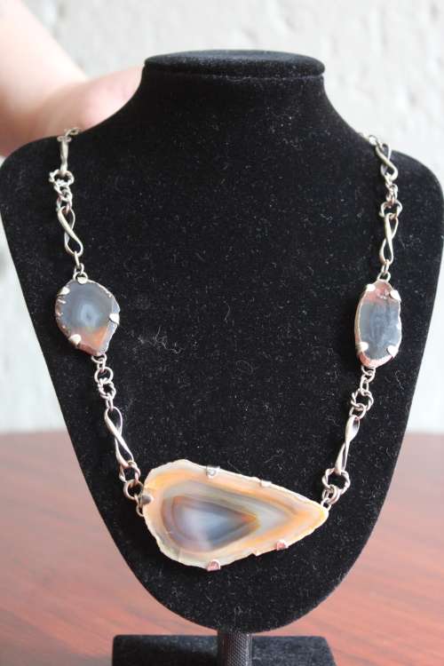 BEAUTIFUL ANTIQUE STERLING SILVER AND AGATE CUSTOM NECKLACE 57.1 GRAMS, 64CM LENGTH