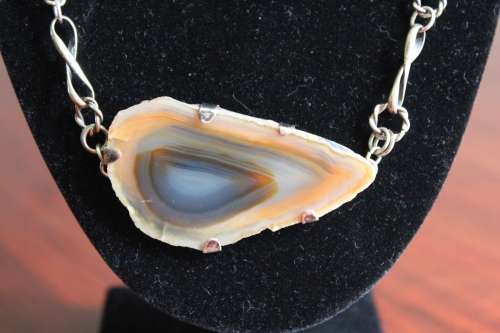 BEAUTIFUL ANTIQUE STERLING SILVER AND AGATE CUSTOM NECKLACE 57.1 GRAMS, 64CM LENGTH