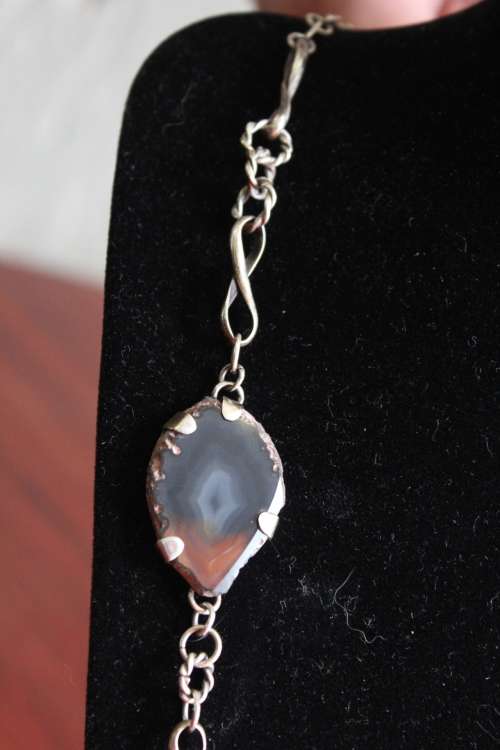 BEAUTIFUL ANTIQUE STERLING SILVER AND AGATE CUSTOM NECKLACE 57.1 GRAMS, 64CM LENGTH