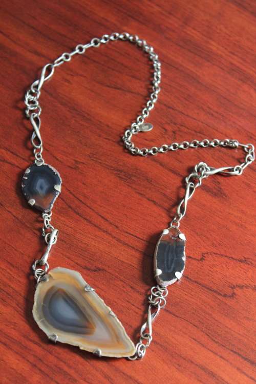 BEAUTIFUL ANTIQUE STERLING SILVER AND AGATE CUSTOM NECKLACE 57.1 GRAMS, 64CM LENGTH