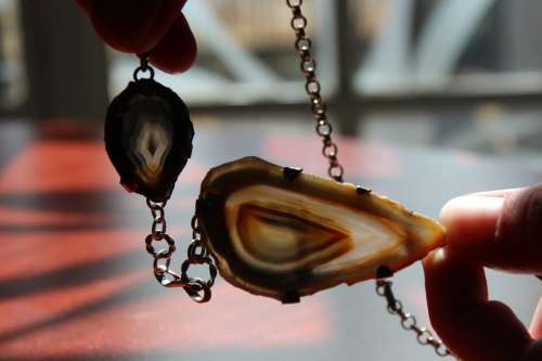 BEAUTIFUL ANTIQUE STERLING SILVER AND AGATE CUSTOM NECKLACE 57.1 GRAMS, 64CM LENGTH