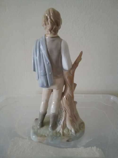 Stunning Porcelain Bard ornament 23.5cm tall