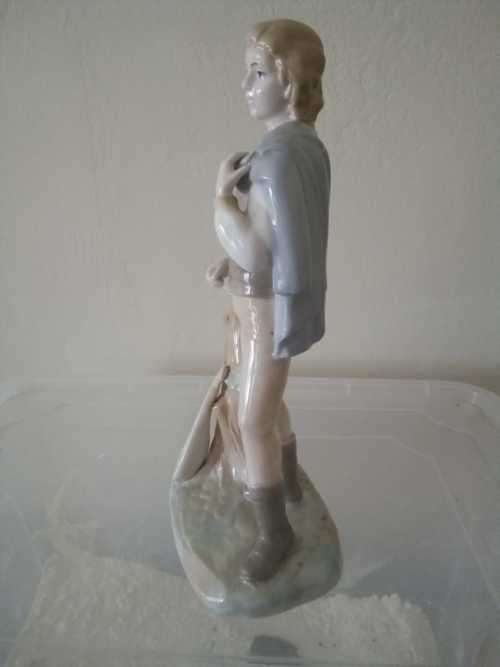 Stunning Porcelain Bard ornament 23.5cm tall