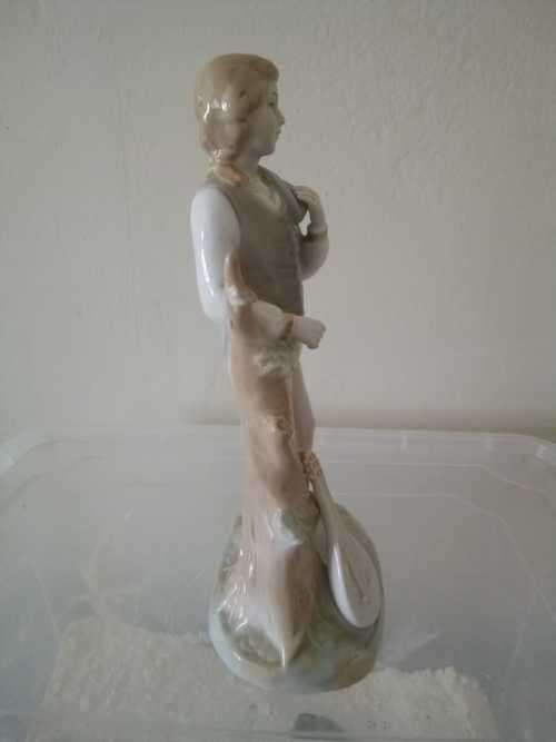 Stunning Porcelain Bard ornament 23.5cm tall