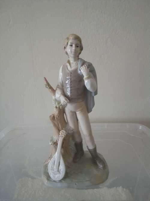 Stunning Porcelain Bard ornament 23.5cm tall