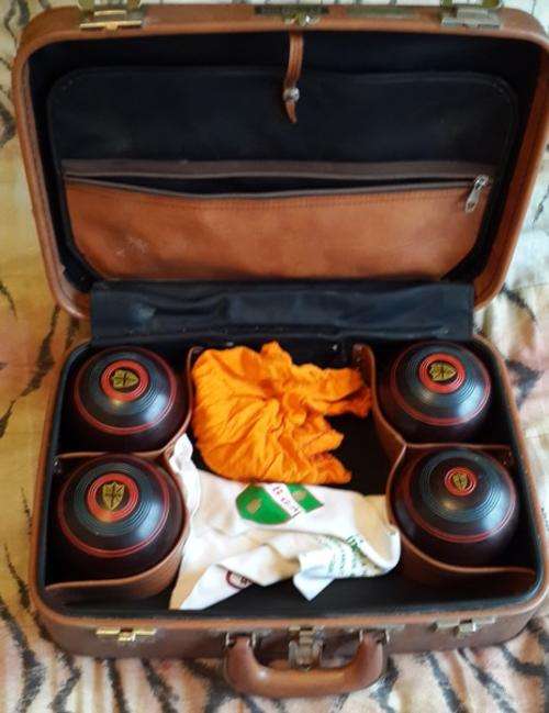 A FANTASTIC SET OF FOUR HENSELITE BOWLING BALLS IN A CARRY BAG ONCE OWNED BY JACK HURWITZ