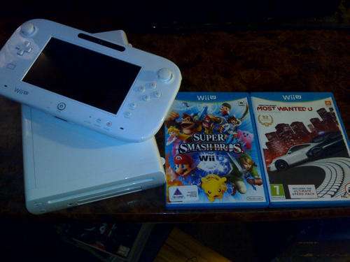 NINTENDO Wii U 8GB + SUPER SMASH BROS. Wii U + NEED FOR SPEED: MOST WANTED Wii U + 2 PRO CONTROLLERS