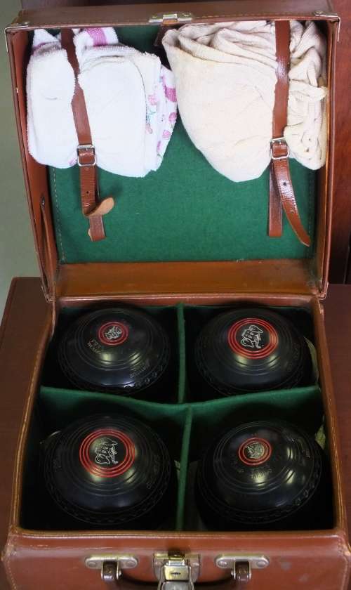 OFFICIAL SABA  HEMSELITE HEAVYWEIGHT BOWLS IN QUALITY LEATHER BAG