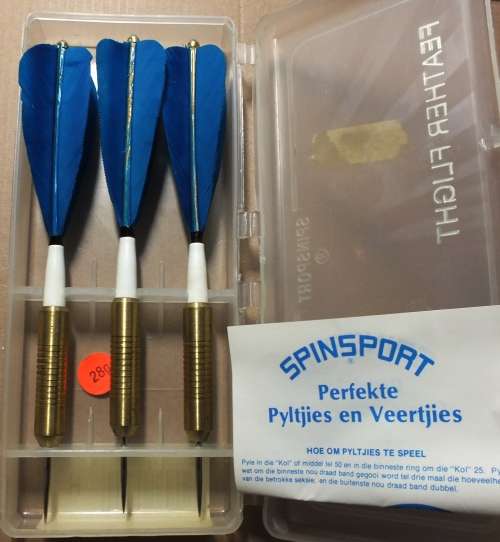 SPINSPORT RETRO VINTAGE FEATHER FLIGHT BRASS DARTS 28gm WITH AFRIKAANS AND ENGLISH INSTRUCTIONS