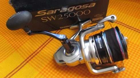 Shimano Saragosa SW25000 Spinning Reel with 900m 50lb 832 Sufix super braid in good condition