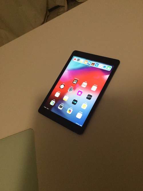 iPad Air // 16GB // Space Gray // WiFi & Cellular