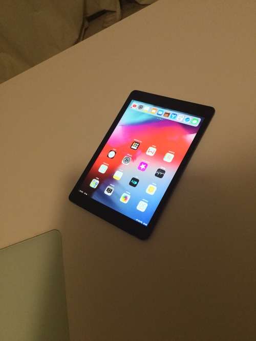 iPad Air // 16GB // Space Gray // WiFi & Cellular