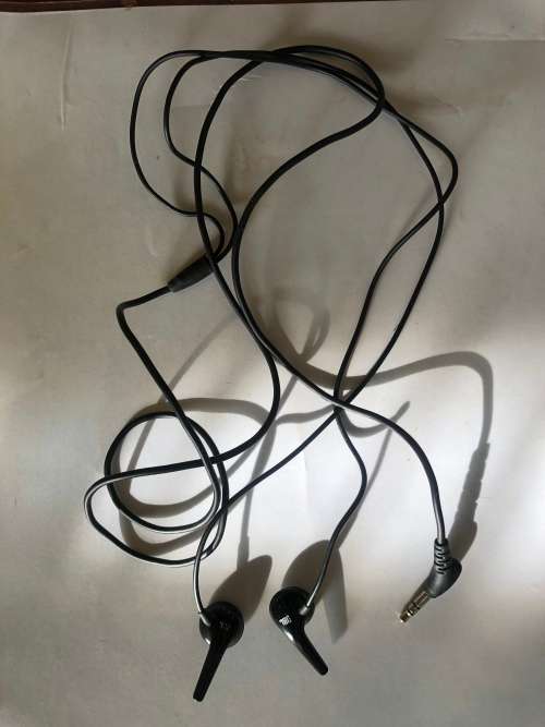 JBL EARPHONES **BLACK** WIRED**